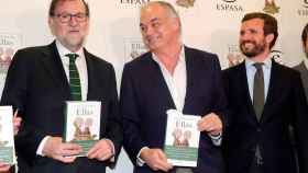 González Pons con Rajoy y Casado en la presentación de su novela.
