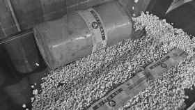 Imagen de  una lata de gas Zyklon B. de 'El farmacéutico de Auschwitz' (Crítica)