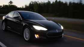 Un Tesla Model S, susceptible de sufrir manipulaciones graves en su inteligencia artificial, circulando por una carretera