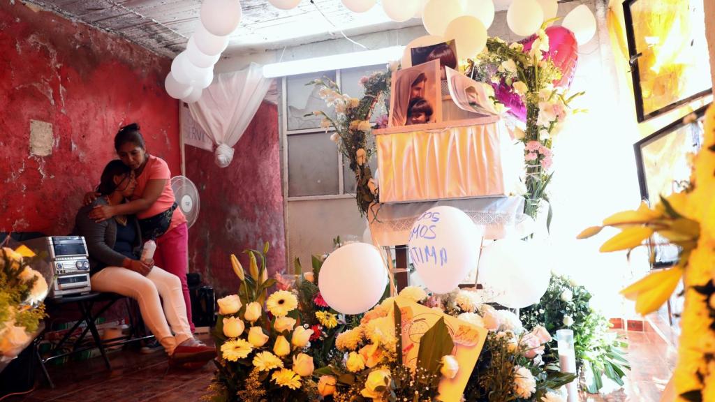 María Magdalena Anton recibe el consuelo de una mujer durante el funeral de su hija Fátima.