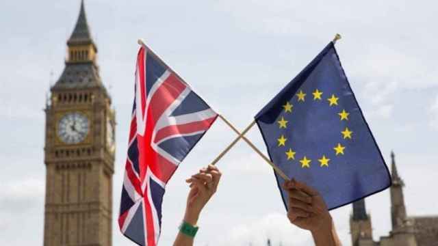 Las banderas de Reino Unido y la Unión Europea.