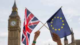 Las banderas de Reino Unido y la Unión Europea.