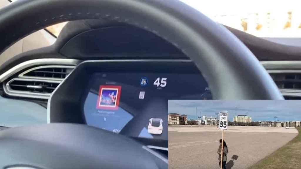Tesla circulando por encima del límite de velocidad por una señal modificada