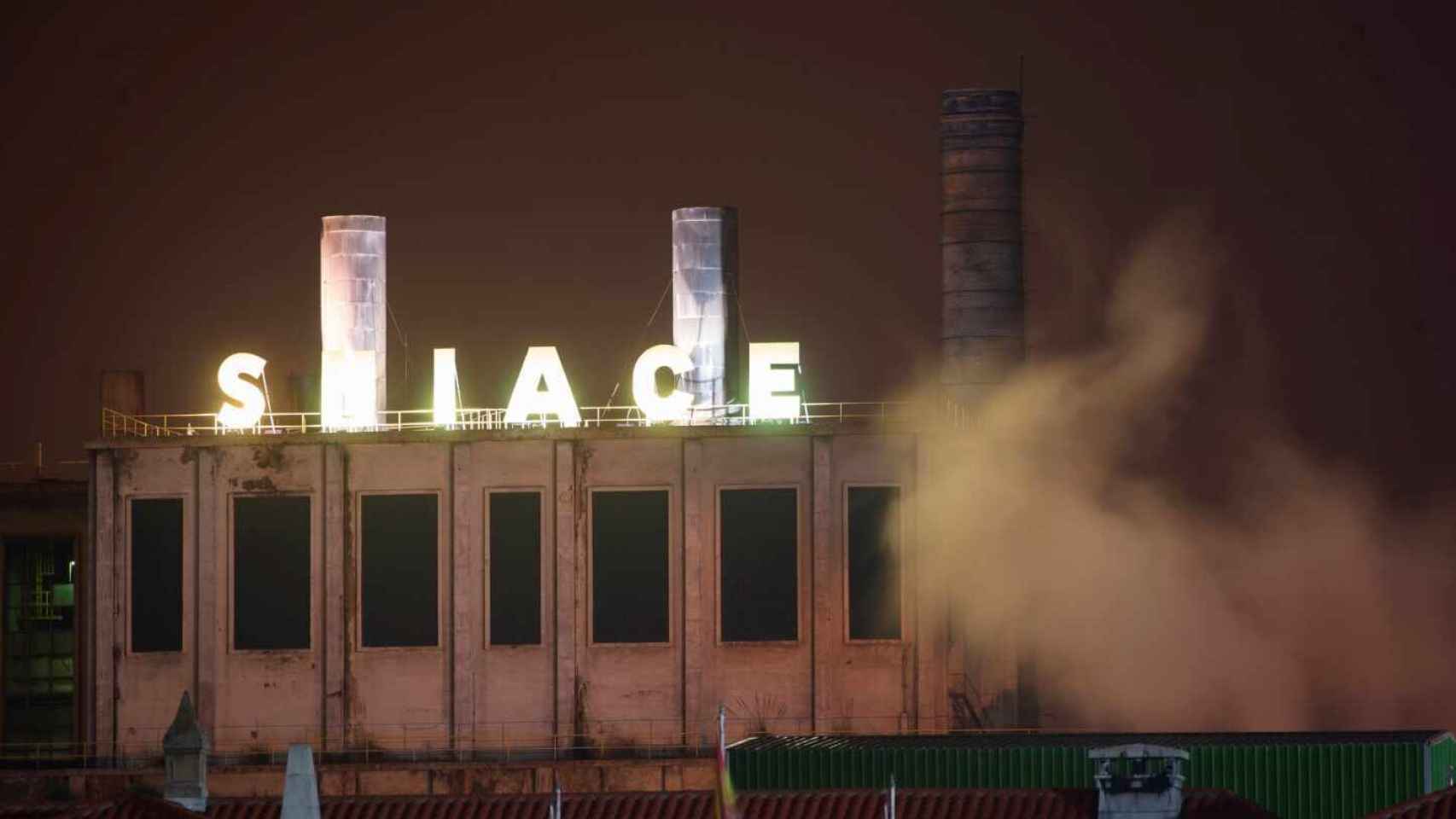 Vista nocturna de la histórica fábrica de Sniace en Torrelavega.