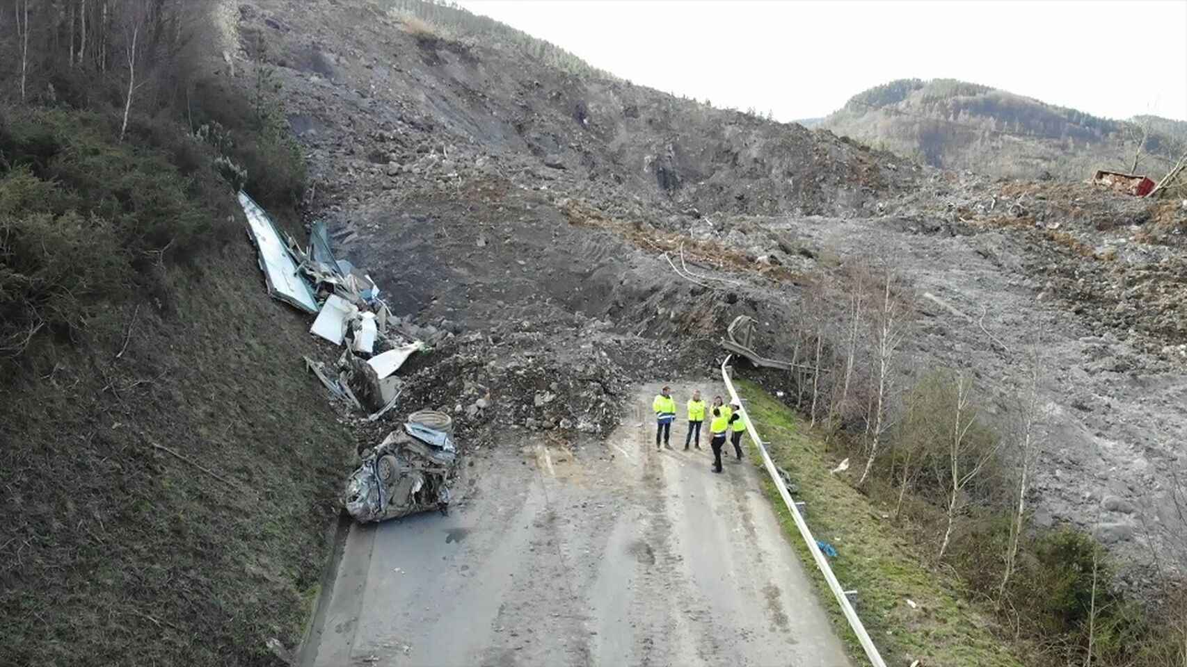 Dos trabajadores continúan sepultados por una montaña de basura.