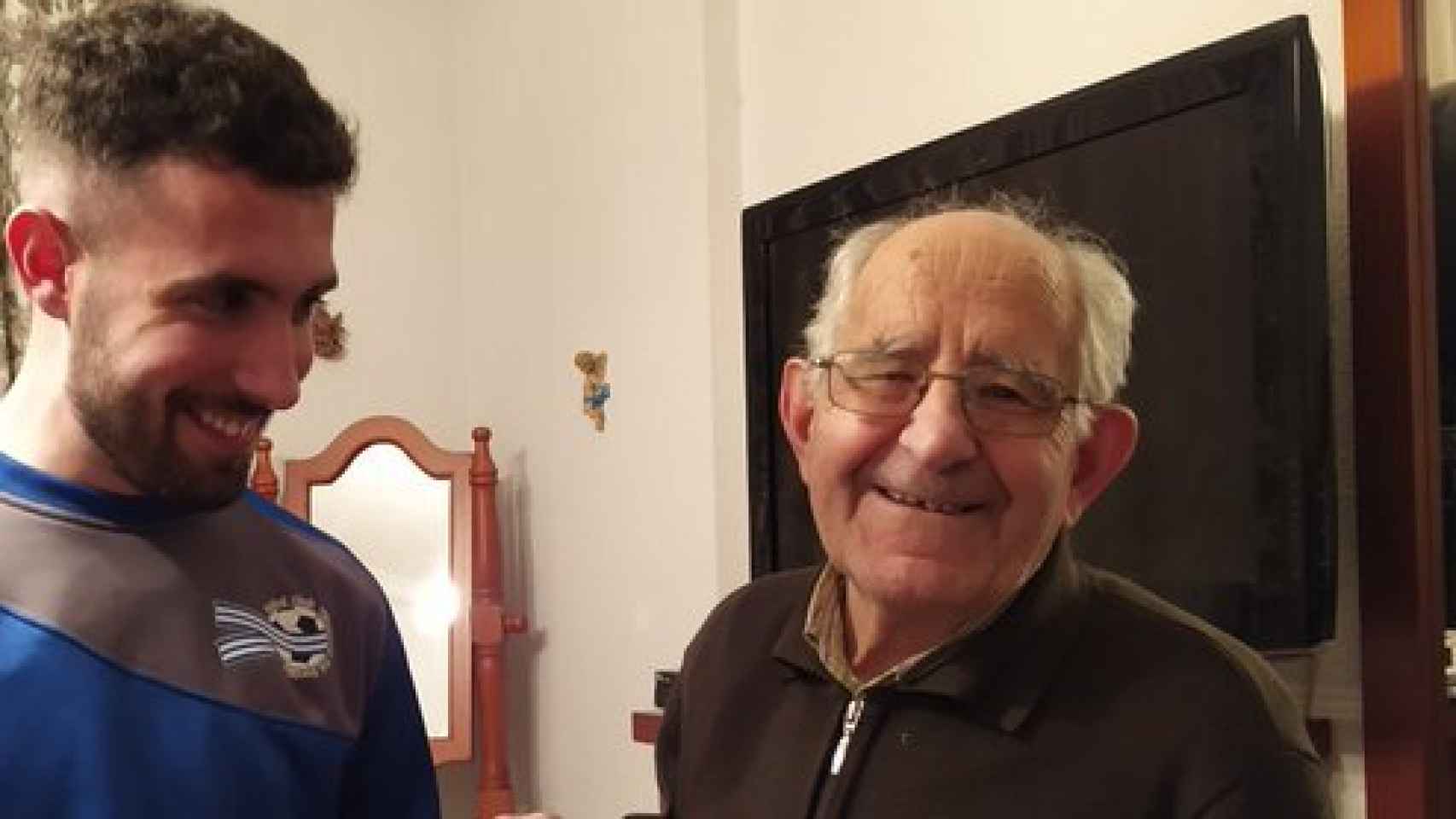 El joven y el abuelo que irán a San Mamés para ver el Athletic - Real Madrid