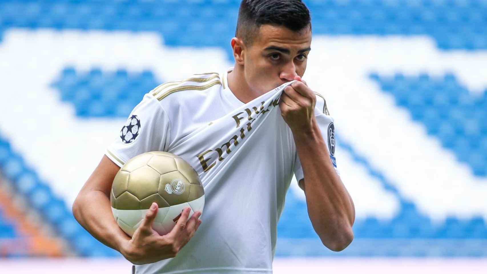 Reinier besa el escudo del Real Madrid