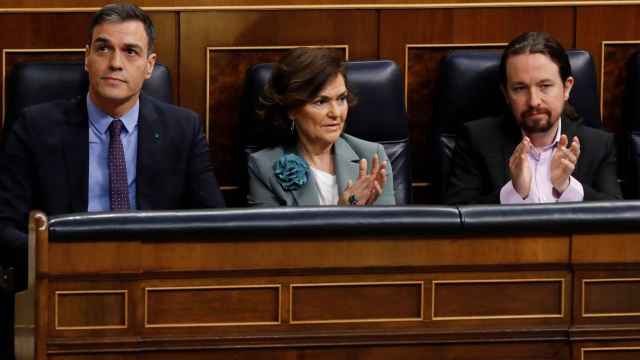 Pedro Sánchez, Carmen Calvo y Pablo Iglesias en el Congreso de los Diputados.