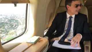 Sánchez posa en el avión presidencial.