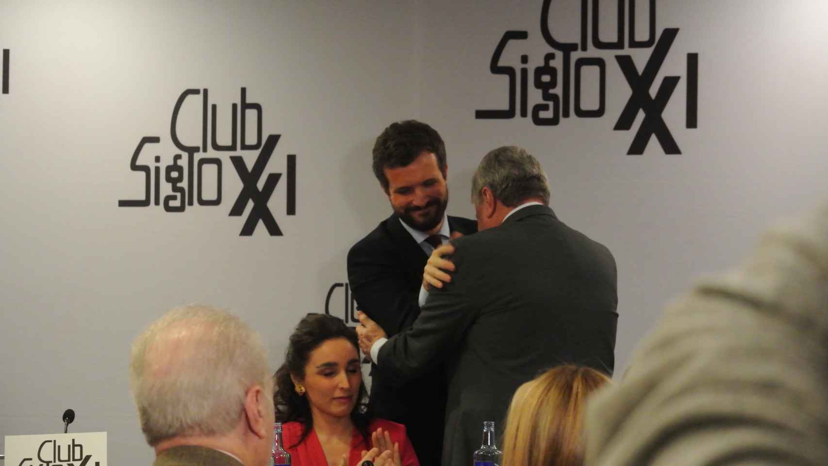 Pablo Casado abraza a Leopoldo López Gil en el Club Siglo XXI.