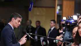Pedro Sánchez habla con la prensa este jueves a su llegada a la cumbre de la UE