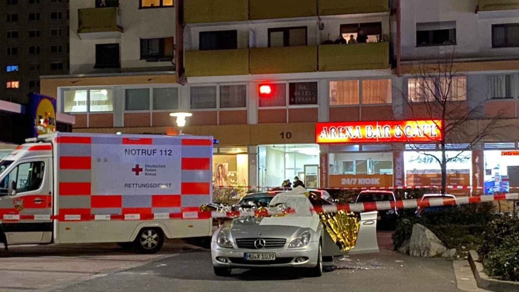 Una ambulancia en la escena del crimen en Hanau.
