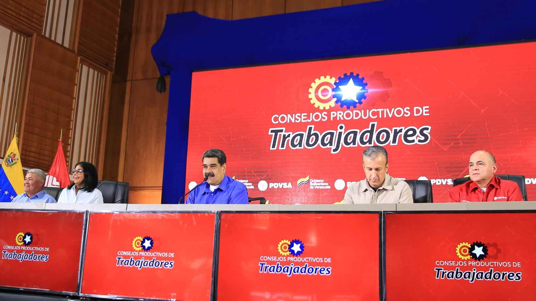 Nicolás Maduro en un acto en Caracas junto a los principales dirigentes chavistas, entre ellos Delcy Rodríguez.