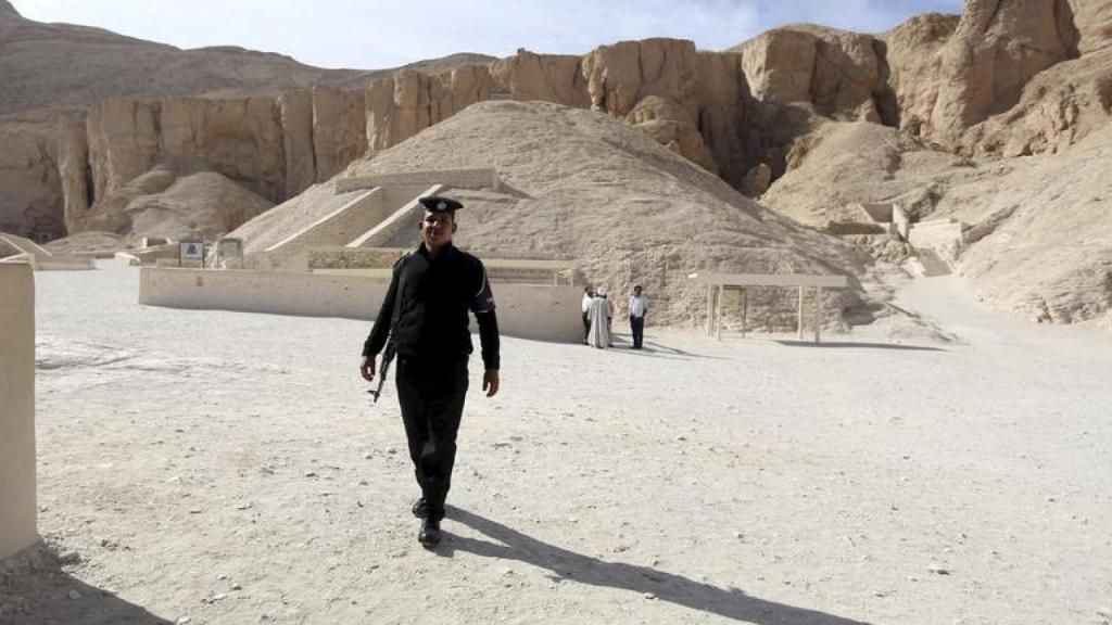 Un policía, a la entrada de la tumba de Tutankamón en Luxor.
