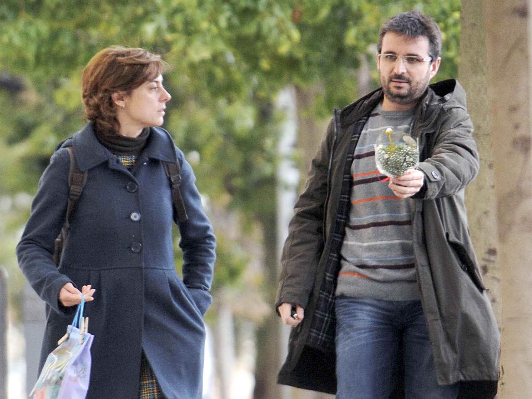 Jordi Évole y su mujer por las calles de Barcelona en 2011.