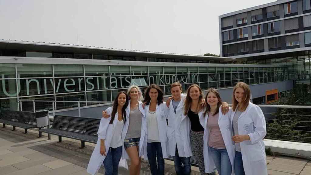 La médico Ana Saavedra, junto a otros compañeros de su universidad, en Alemania.