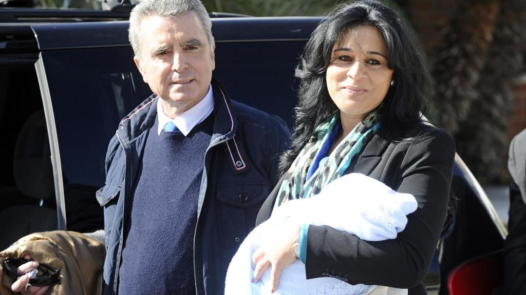 Ana María y Ortega Cano durante la presentación ante los medios de su hijo en 2013.