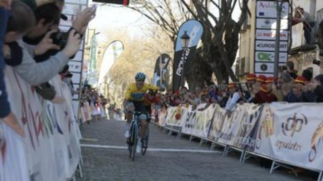 Jakob Fuglsang cruza la meta primero en Úbeda