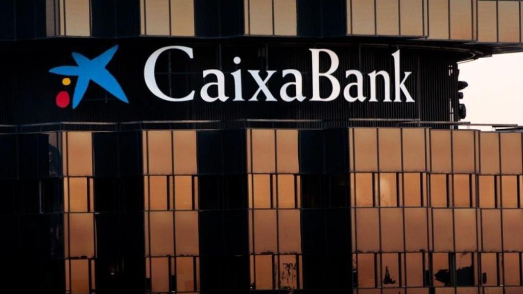 Rótulo en la sede de CaixaBank en Barcelona.