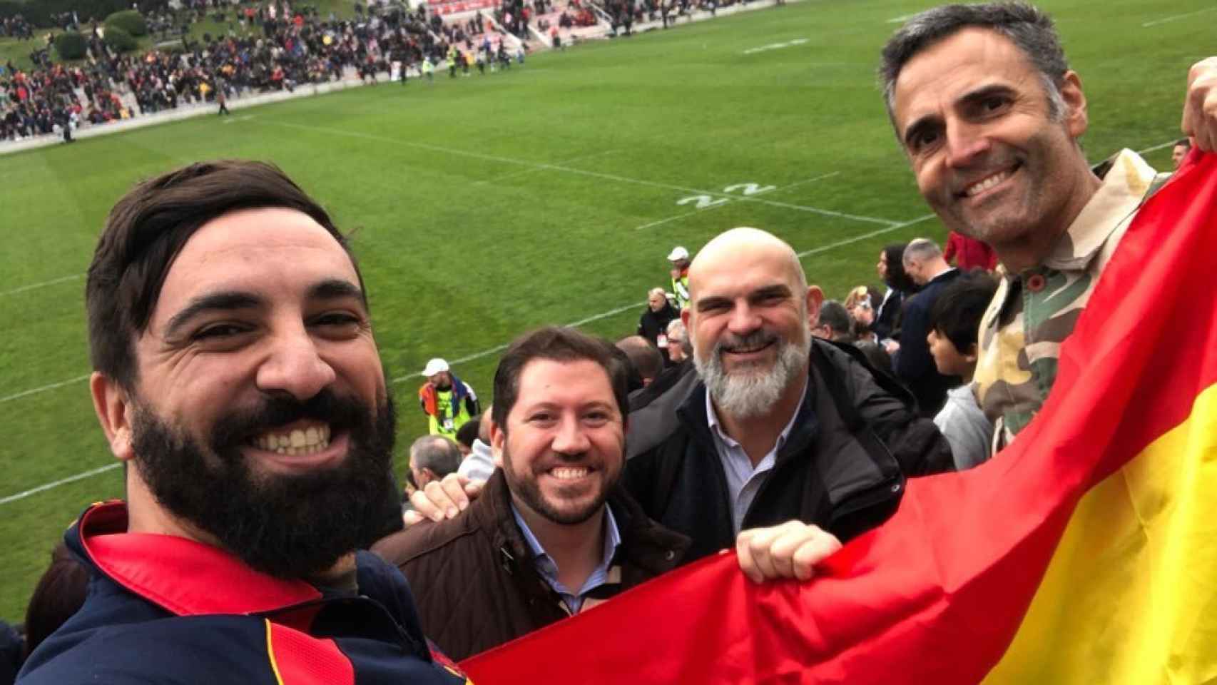 De izquierda a derecha: Coco Robatto, Carlos Fernández-Roca, Víctor Sánchez del Real y Rafa Lomana. Los parlamentarios de Vox acudieron a ver el partido de España en el Europeo 2020 de rugby contra Georgia.
