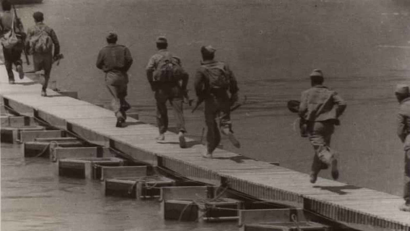 Soldados republicanos cruzando el Ebro durante la ofensiva.