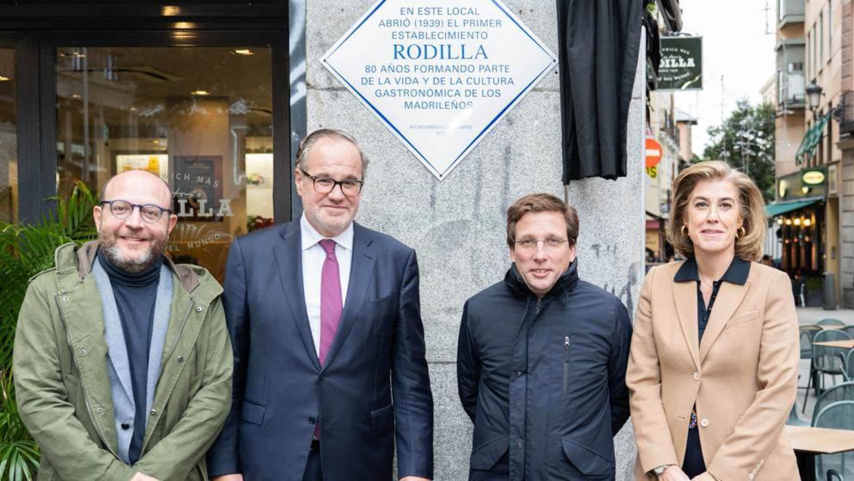 El alcalde de Madrid, José Luis Martínez-Almeida, inaugura la placa conmemorativa de Rodilla en su 80 aniversario.