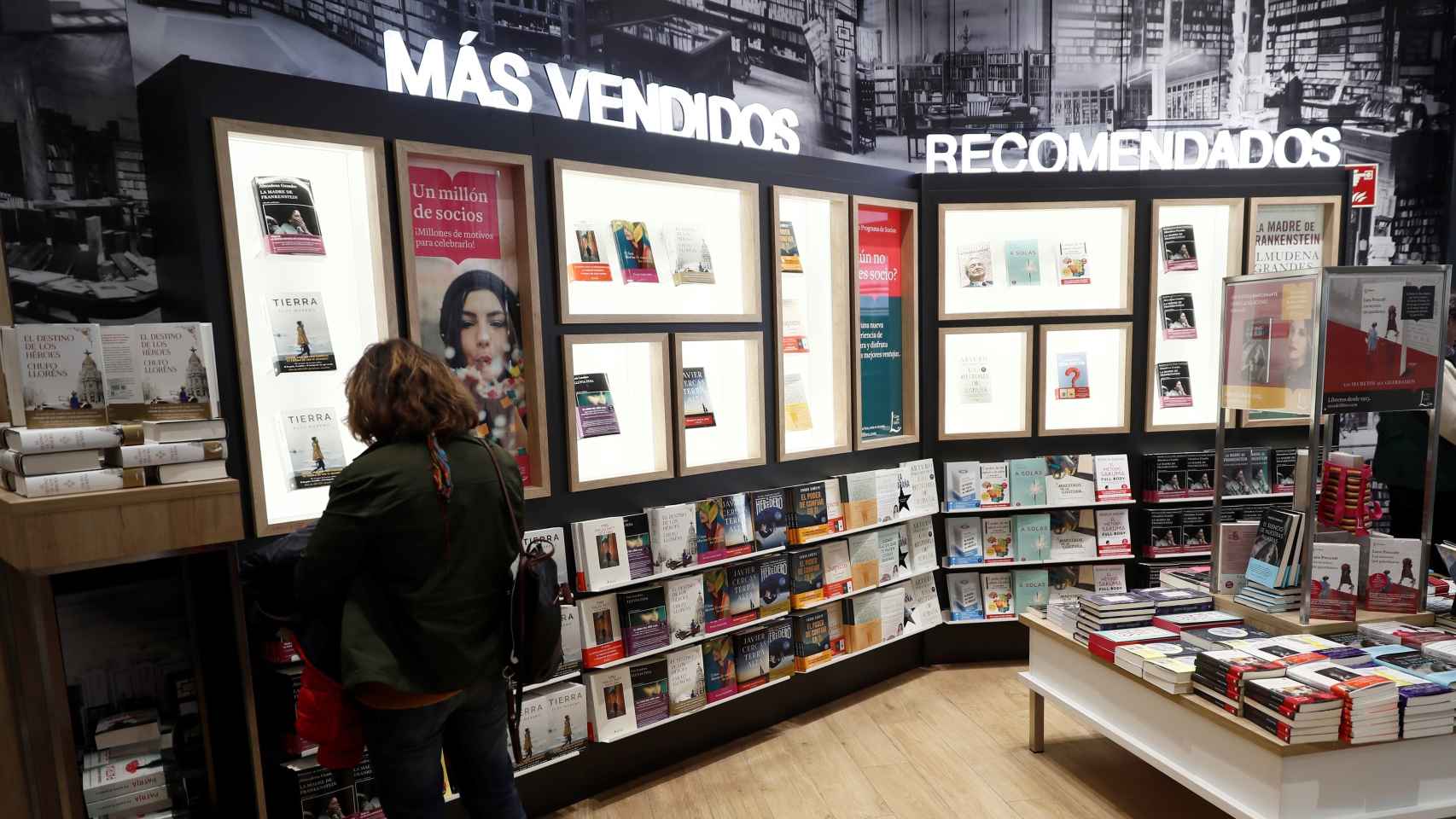 Una mujer consulta ejemplares de libros en una librería de Madrid.