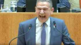 El consejero de Hacienda de La Rioja, Celso González, se muere de la risa en el Parlamento regional