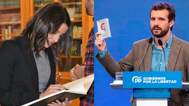 Inés Arrimadas firma el libro de la asociación Demos; Casado muestra una Constitución.