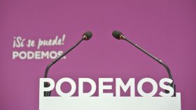El atril vacío, en la sala de prensa de la sede de Podemos.