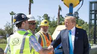 Donald Trump con representantes del sindicato de ingenieros en Texas (EEUU).