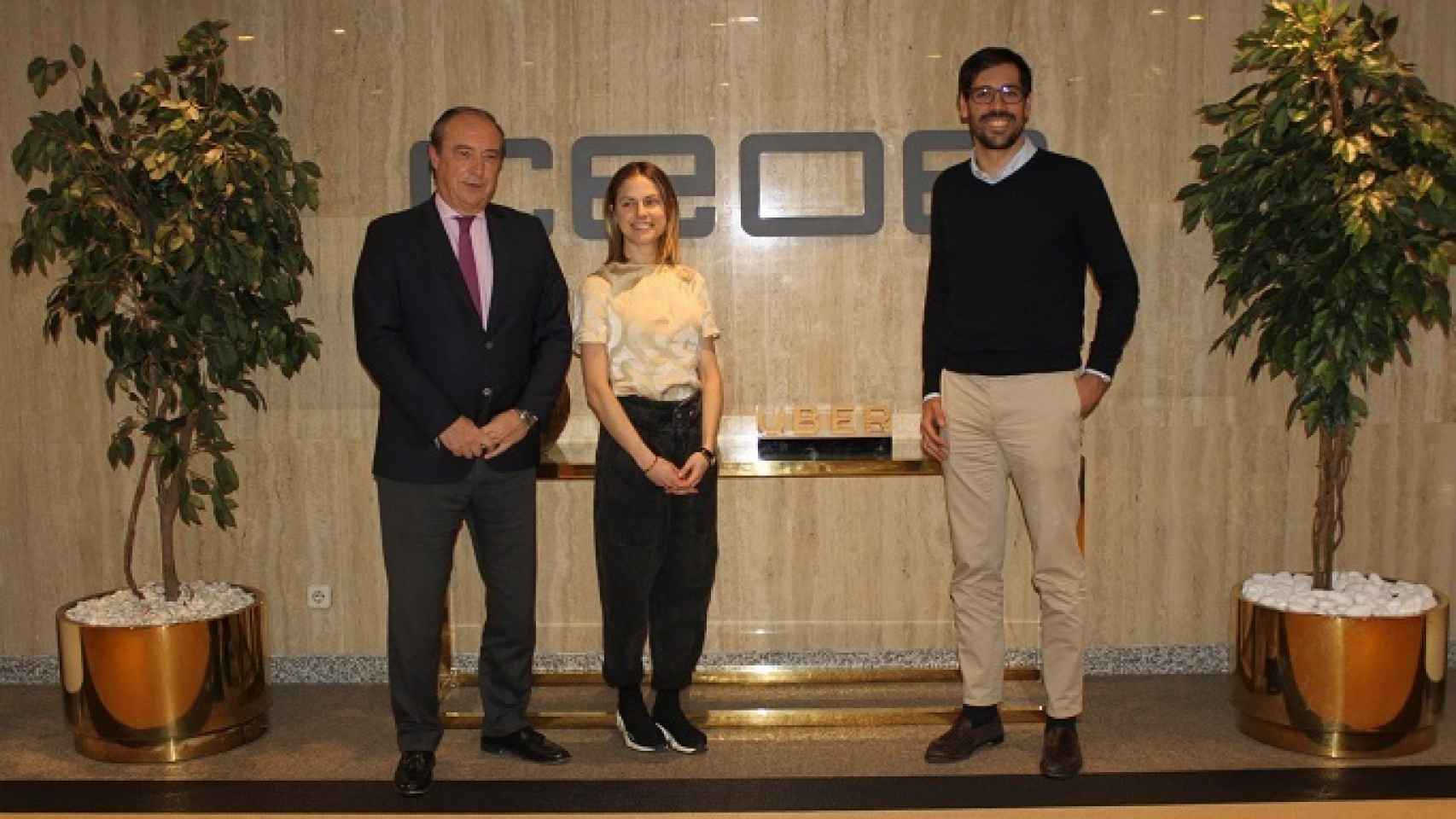 El director de Uber en España, Juan Galiardo Sosa, el secretario general de CEOE, José Alberto González-Ruiz y la directora general de Uber Eats, Marta Anadón.