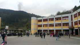 Patio del colegio San Lorenzo de Ermua este viernes. De fondo, el humo tóxico del incendio.