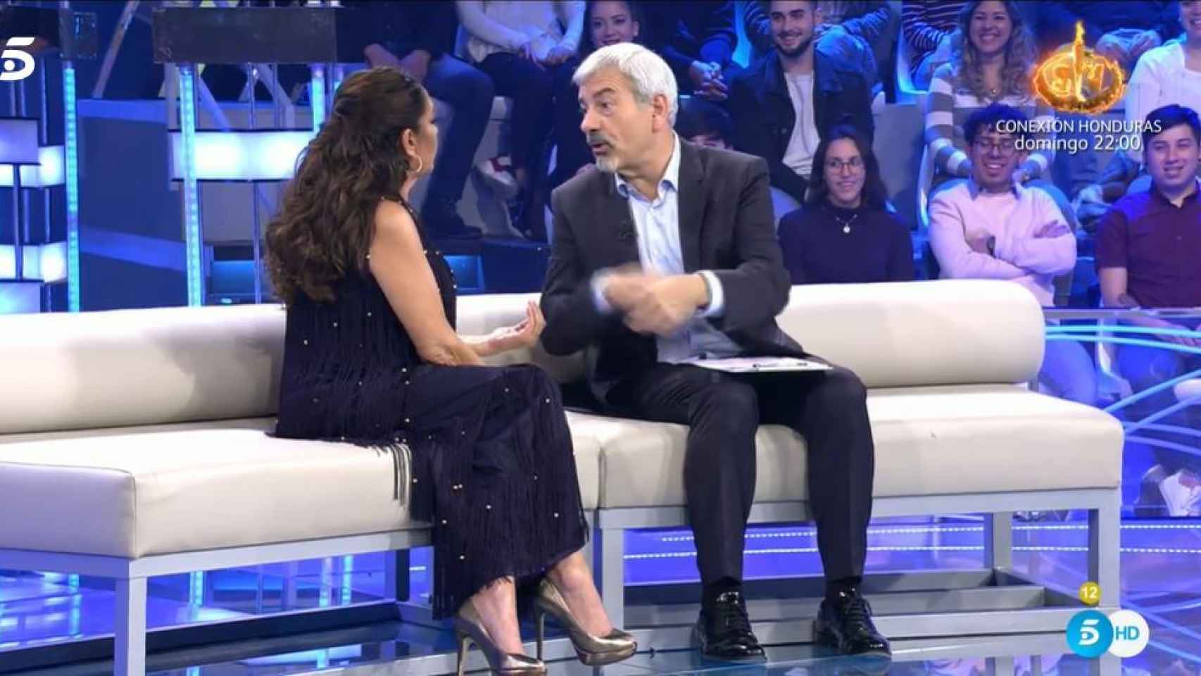 La cantante y el presentador durante la entrevista en Telecinco.