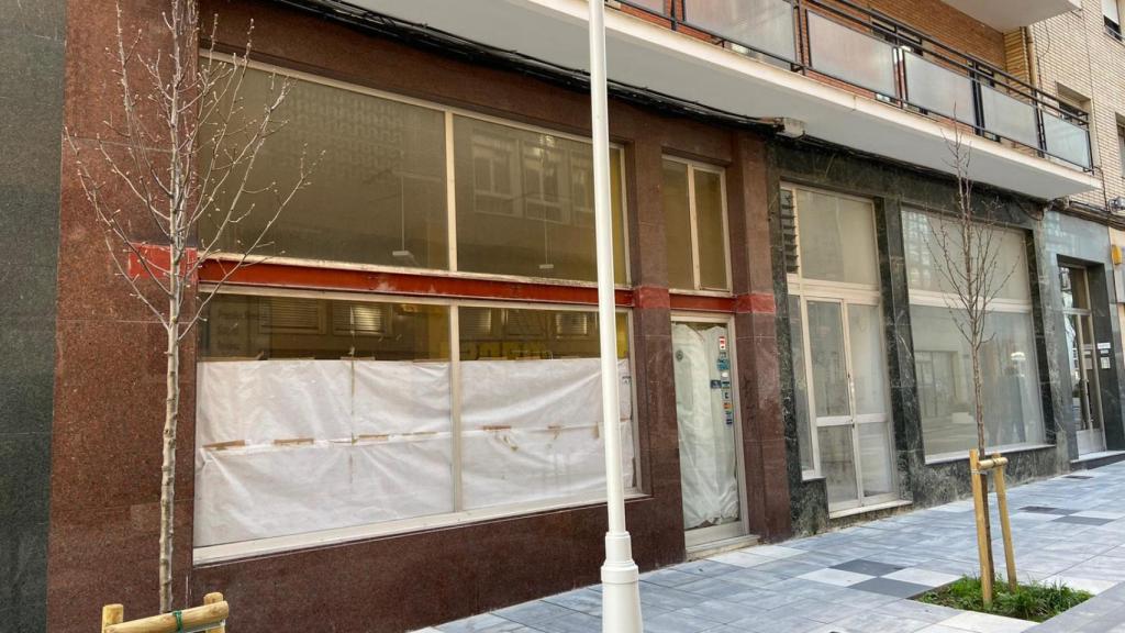Tres locales comerciales vacíos juntos, en la misma calle de Torrelavega
