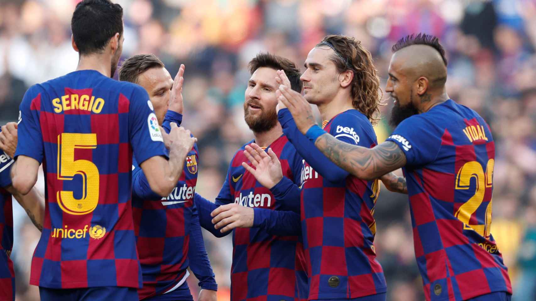 Los jugadores del Barcelona celebran uno de los goles de Messi