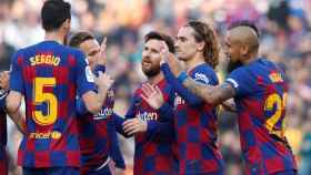 Los jugadores del Barcelona celebran uno de los goles de Messi