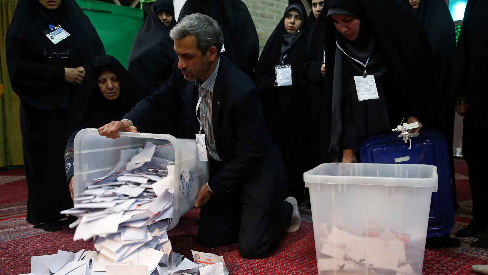 Abren las urnas para iniciar el recuento de votos en un centro electoral en Teherán.