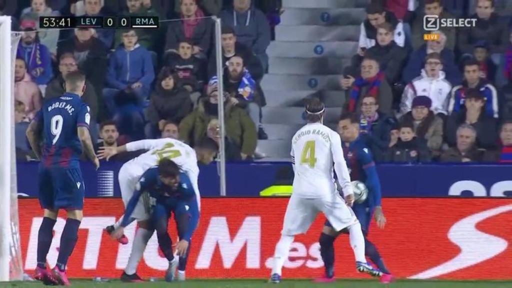 El Madrid pide mano de Toño dentro del área