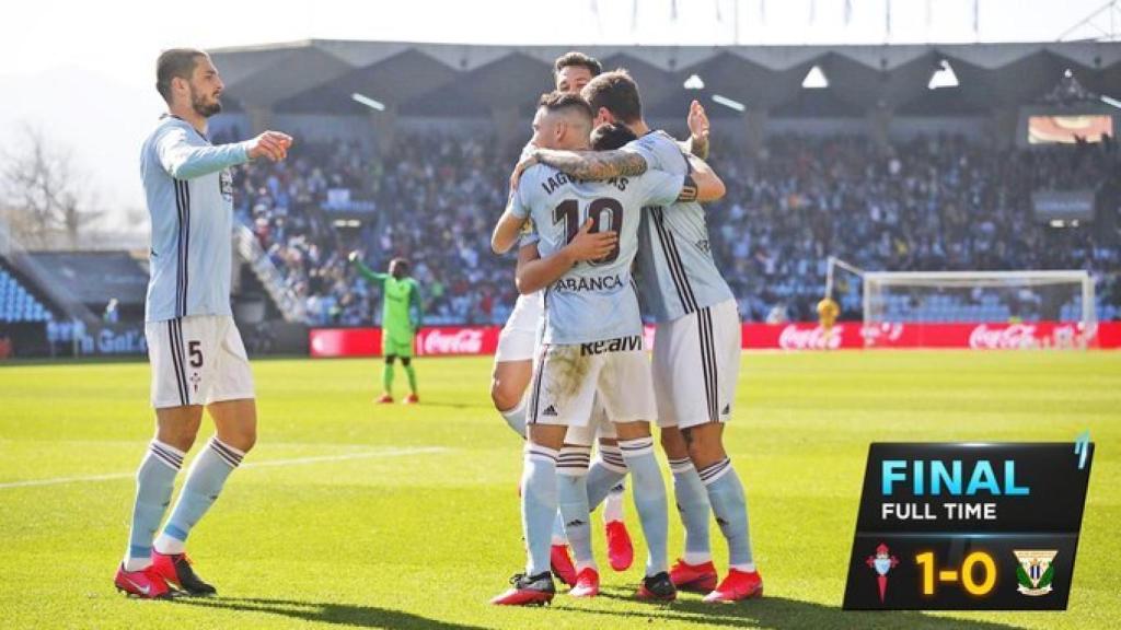 Piña de los jugadores del Celta tras el gol de Iago Aspas