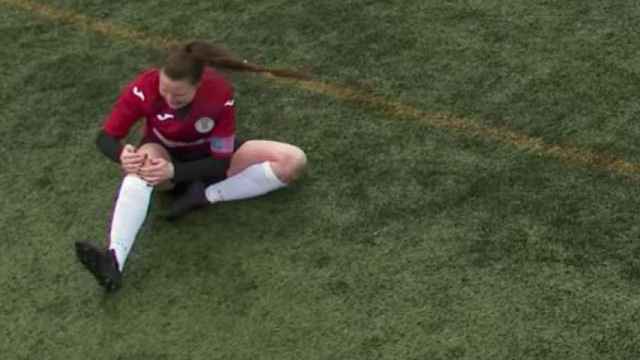 Futbolista en Escocia se coloca la rodilla a golpes