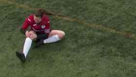 Futbolista en Escocia se coloca la rodilla a golpes