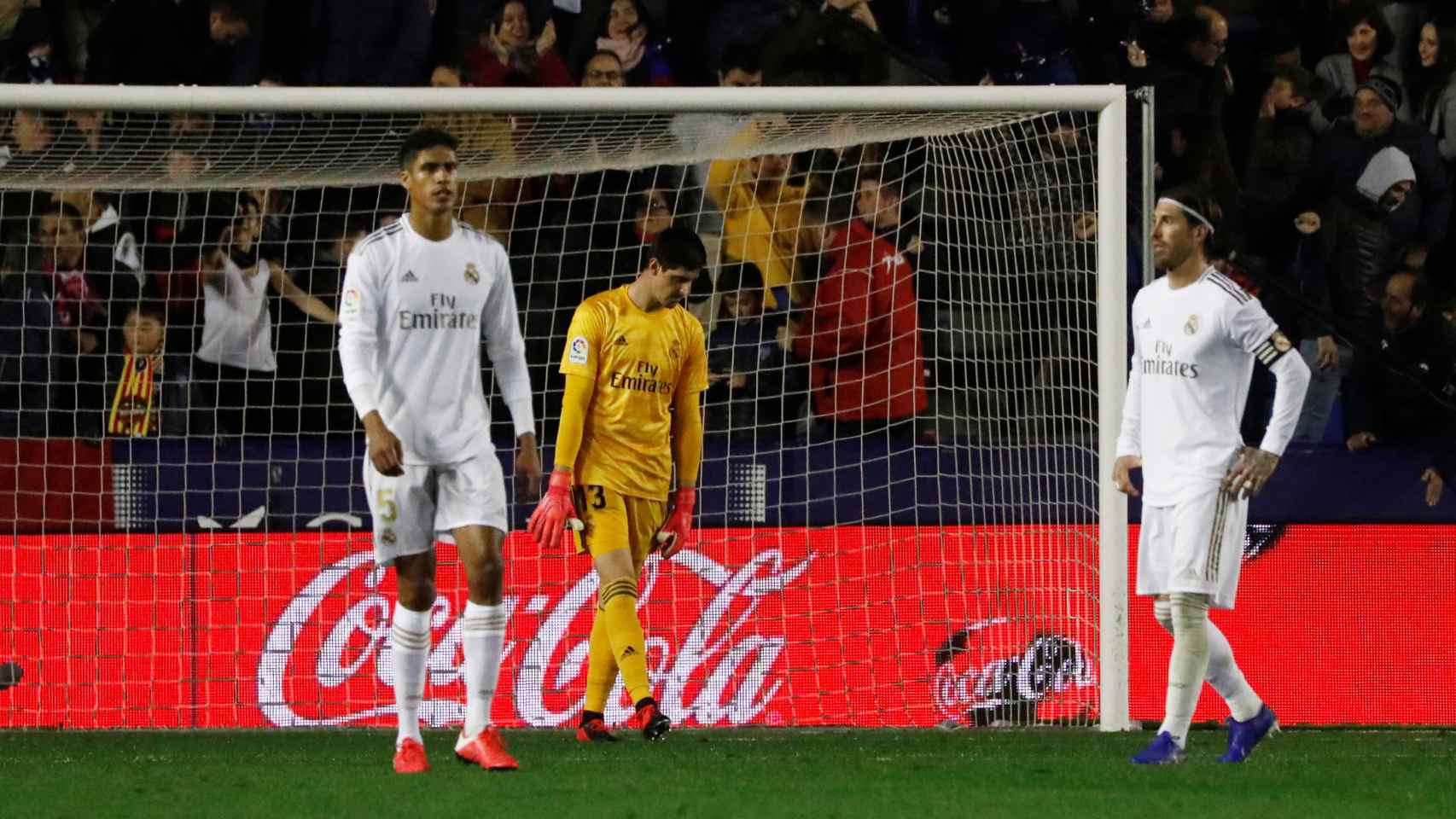 Varane, Courtois y Ramos tras el gol de Morales en el Levante 1-0 Real Madrid