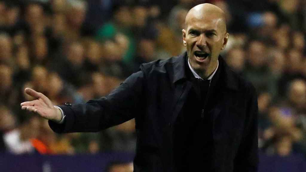 Zidane da órdenes a sus jugadores desde la banda