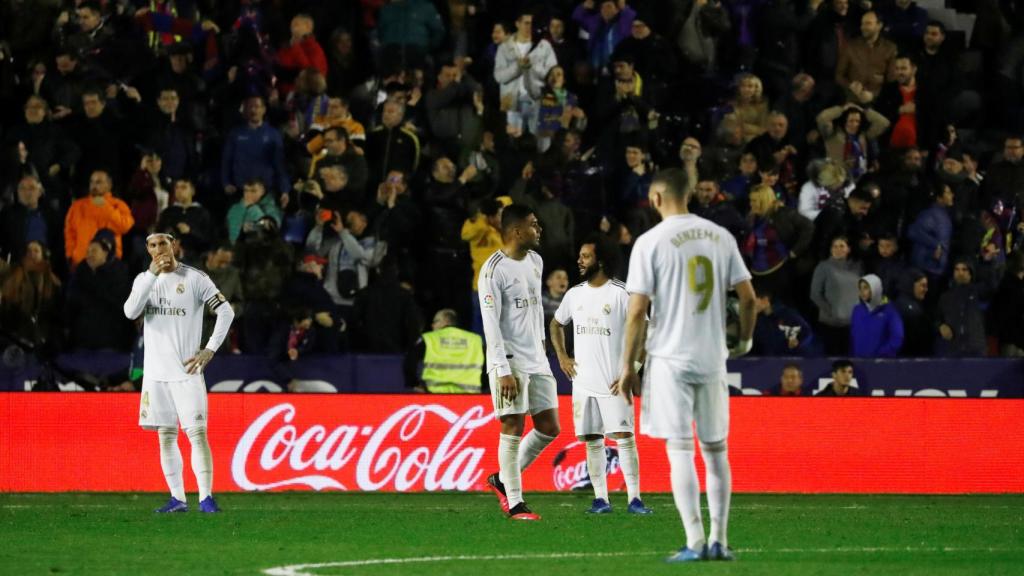 Los jugadores del Real Madrid tras el gol de Morales