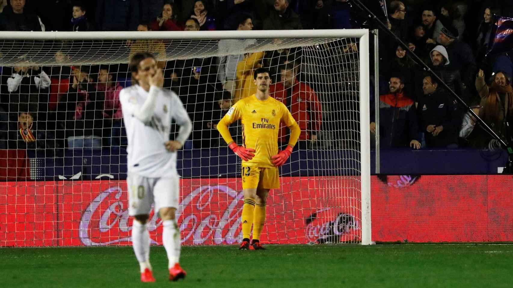 Los jugadores del Real Madrid tras el gol de Morales
