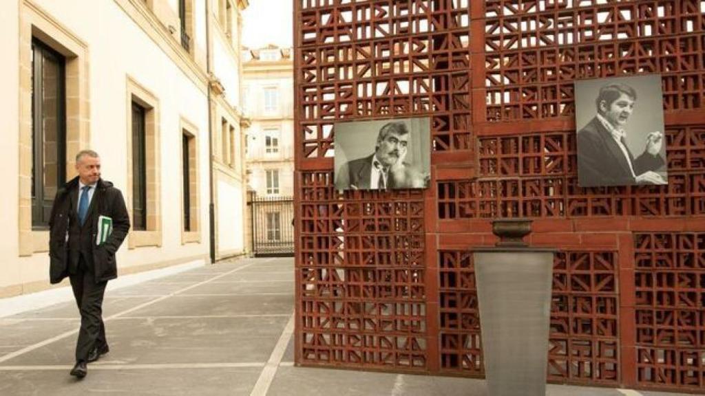 El lehendakari, Íñigo Urkullu, junto los retratos de los socialistas asesinados por ETA Fernando Buesa y Enrique Casas.
