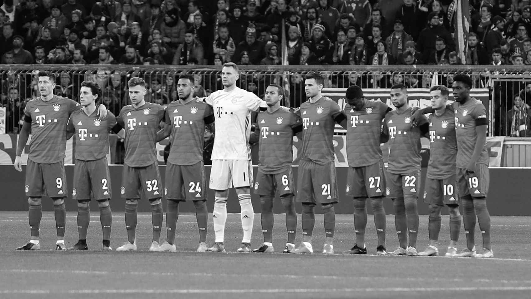 Los jugadores del Bayern de Múnich durante un minuto de silencio