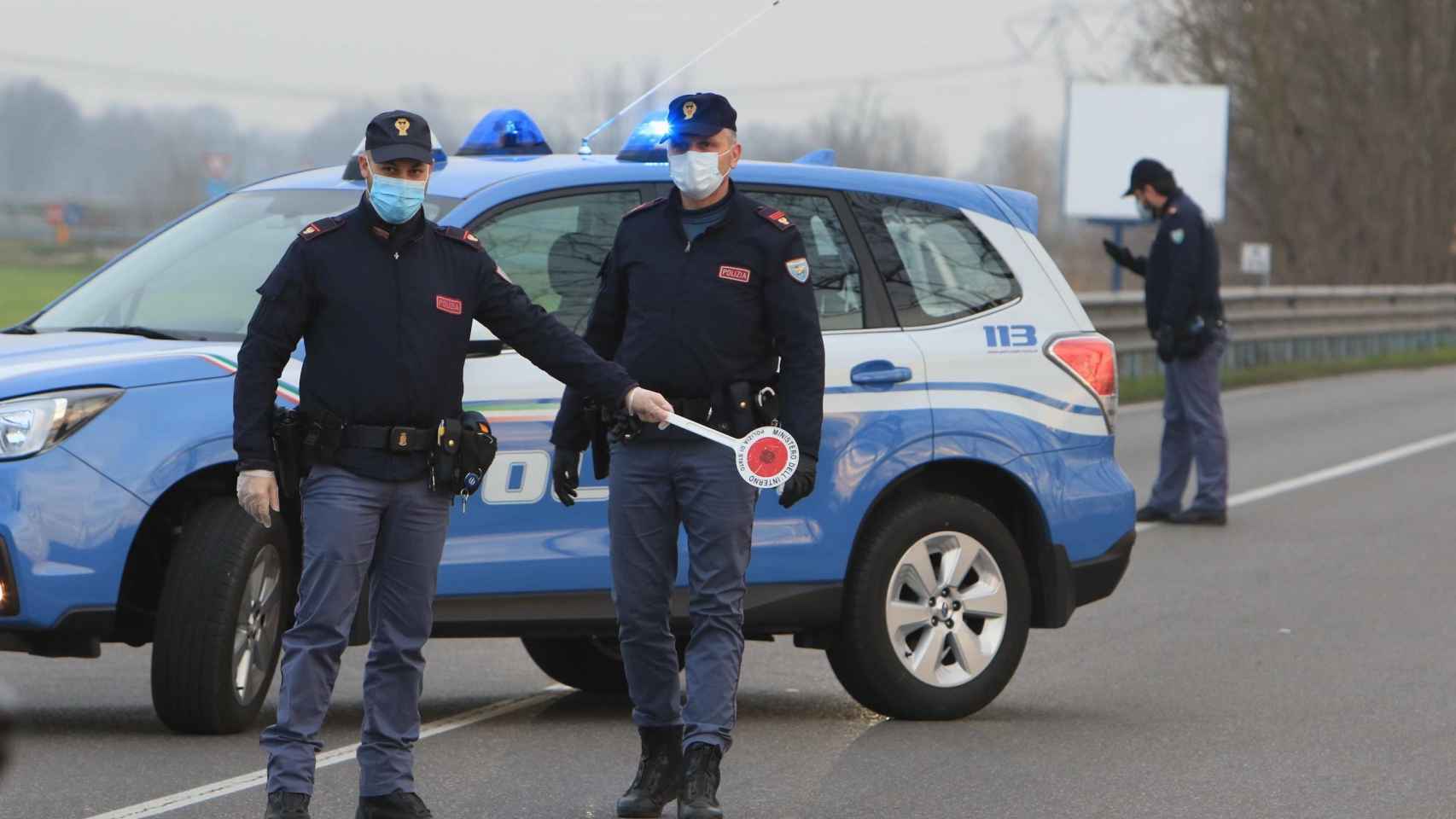 La Policía informa de la situación a los residentes que entran en la pequeña localidad de Casalpusterlengo, al sureste de Milán.