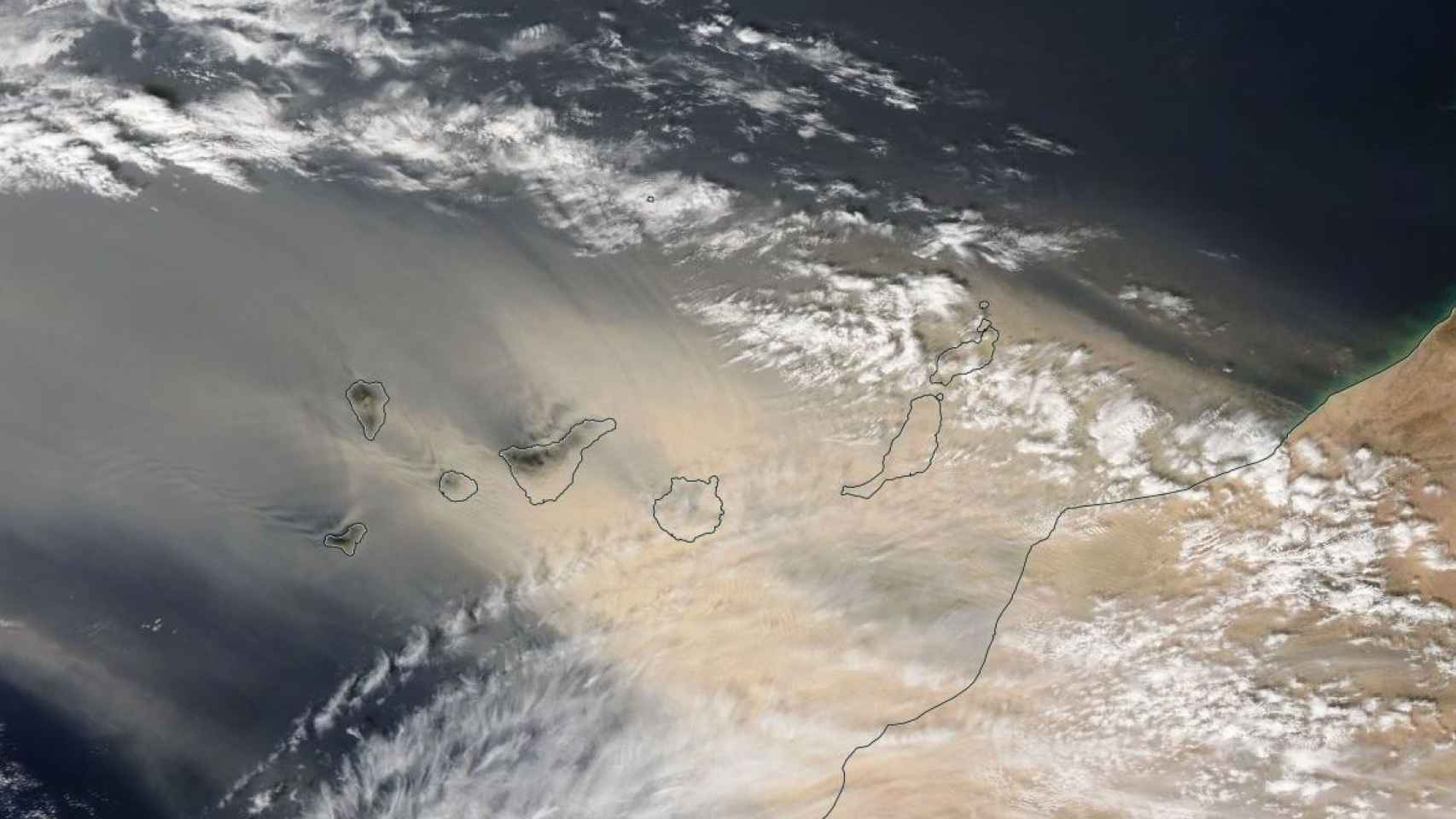 Imagen aérea de las Islas Canarias cubiertas por la calima.